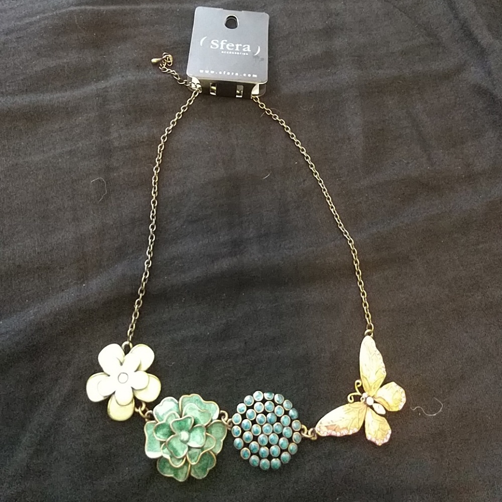 Flower ans Butterfly Detailed Necklace